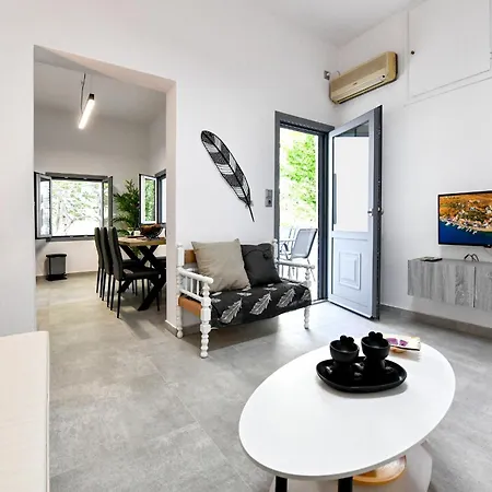 Diamond, A Modern And Stylish House, Near The Shops And Restaurants In Korissia Ioulis