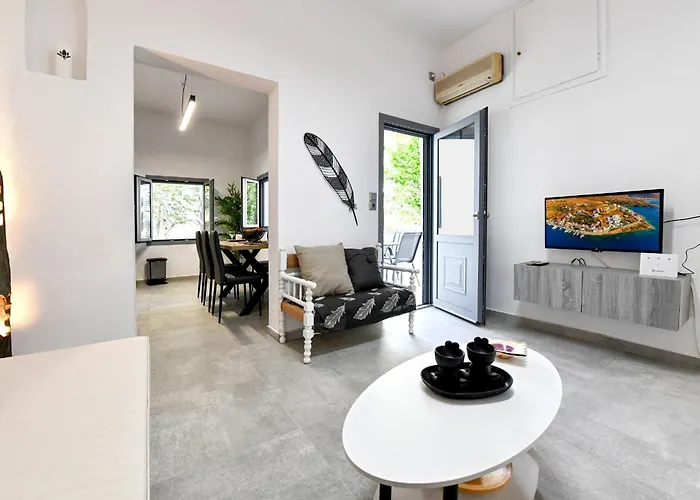 Diamond, A Modern And Stylish House, Near The Shops And Restaurants In Korissia Ioulis