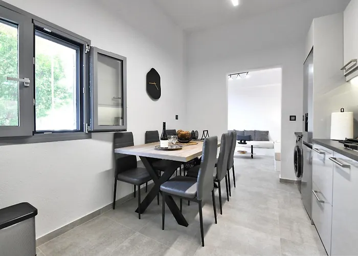 Diamond, A Modern And Stylish House, Near The Shops And Restaurants In Korissia Holiday home